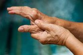 Foto: Una reumatóloga afirma que promover estilos de vida saludables es "fundamental" para prevenir la osteoporosis y artrosis