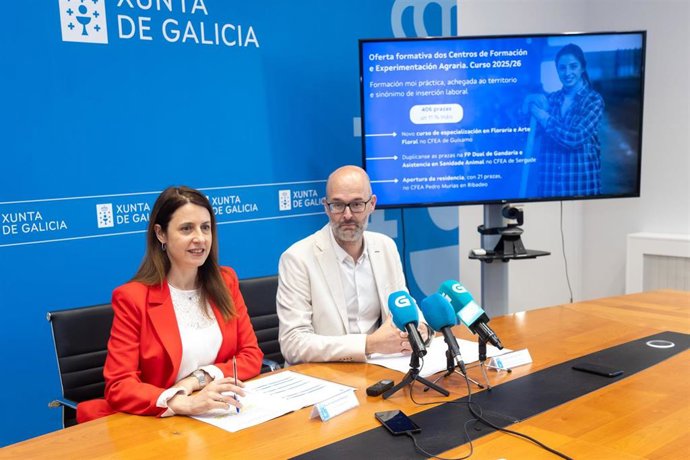 La conselleira do Medio Rural, María José Gómez, y el director de la Agacal, Marín Alemparte, en rueda de prensa.