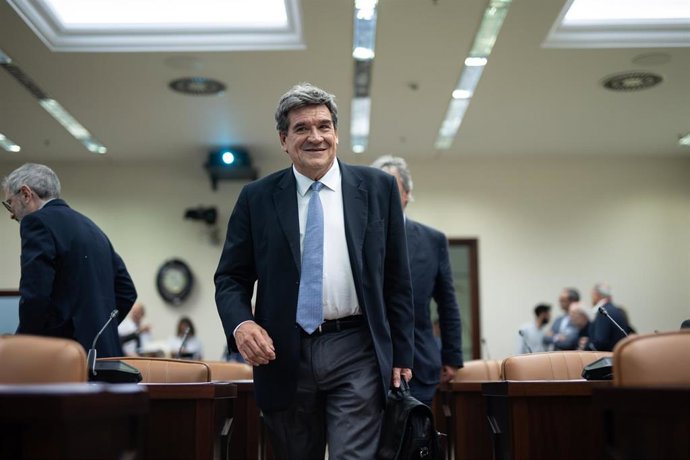 El gobernador del Banco de España, José Luis Escrivá, a su llegada a comparecer en la Comisión de Economía, Comercio y Transformación Digital, en el Congreso de los Diputados, a 9 de junio de 2025, en Madrid (España).