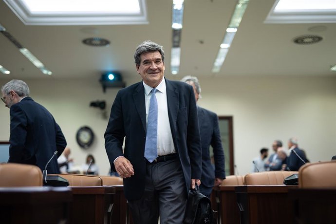 El gobernador del Banco de España, José Luis Escrivá, a su llegada a comparecer en la Comisión de Economía, Comercio y Transformación Digital, en el Congreso de los Diputados, a 9 de junio de 2025, en Madrid (España).