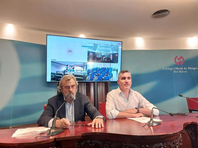 (I-D) El Presidente De La Confederación Estatal De Sindicatos Médicos (CESM) Y El Sindicato Médico De Baleares (Simebal), Miguel Lázaro, Y El Presidente Del Colegio Oficial De Médicos De Baleares (Comib), Carles Recasens.