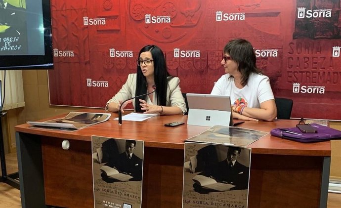 La concejal de Cultura del Ayuntamiento de Soria, Gloria Gonzalo, y la profesora del Conservatorio de Música de Soria, María José Úcar, presentan las visitas teatralizadas y musicalizadas 'La Soria de Camarca'.