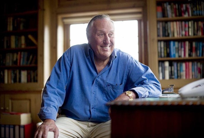 Archivo - 04 de agosto de 2010 - Londres, Reino Unido - Spi0024627 foto de Geoff Pugh, o autor Frederick Forsyth em sua casa em Hertfordshire...4/8//2010