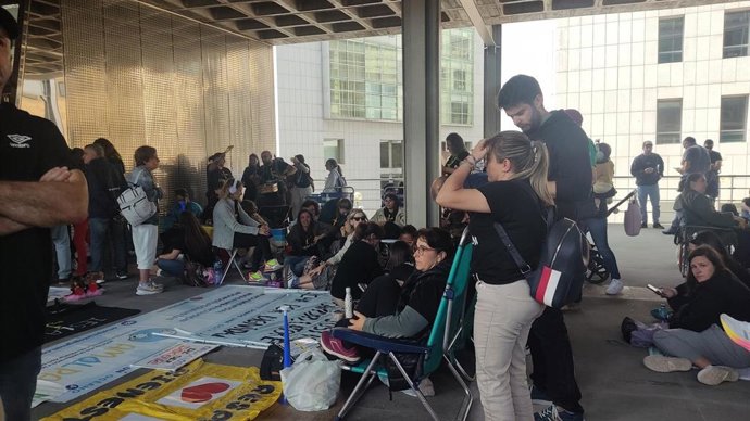 Docentes en la protesta ante el Easmu.