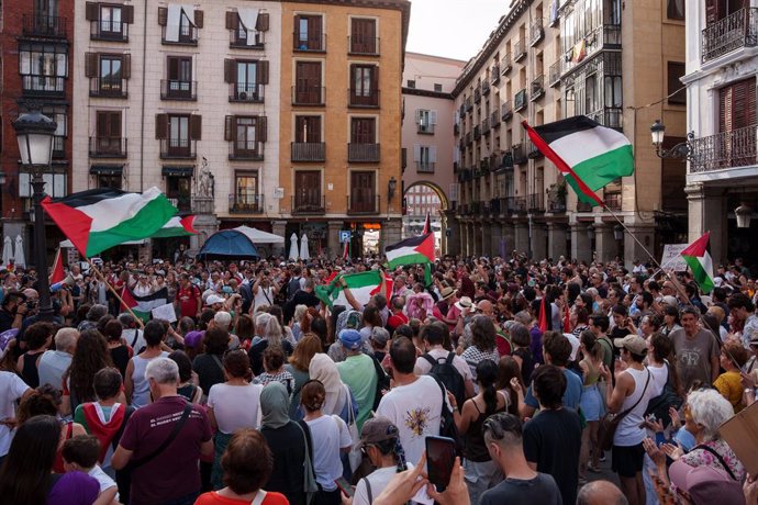 Decenas de personas durante una concentración para exigir la liberación de los activistas de la ‘Flotilla de la Libertad’, frente al Ministerio de Asuntos Exteriores, a 9 de junio de 2025, en Madrid (España). La concentración está convocada por Rumbo a Ga