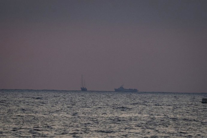 09 de junho de 2025, Israel, Ashdod: O Madleen é visto se aproximando do porto de Ashdod. Os militares israelenses detiveram a tripulação do Madleen, um navio que navegou em direção a Gaza para entregar ajuda humanitária e desafiar o bloqueio em curso. Fo