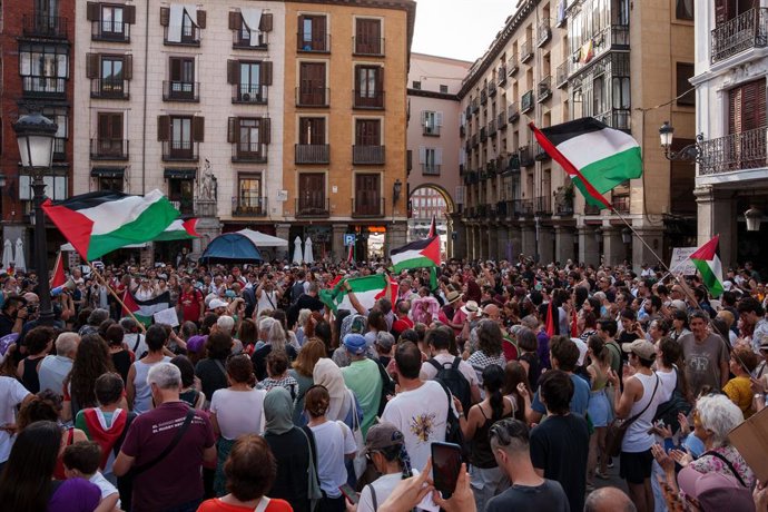 Dezenas de pessoas durante uma manifestação para exigir a libertação dos ativistas da "Freedom Flotilla", em frente ao Ministério das Relações Exteriores, em 9 de junho de 2025, em Madri (Espanha). A manifestação é organizada pela Rumbo a Ga
