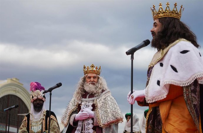 Archivo - Los Reyes Magos saludan a los niños a su llegada a Valencia, a 5 de enero de 2024