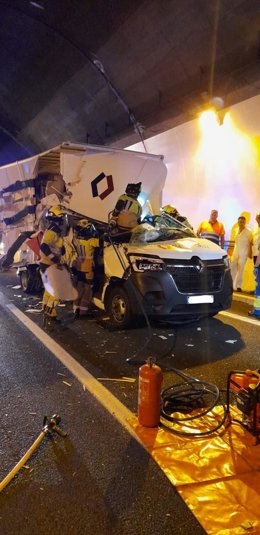 Camiñon siniestrado en el tunel de Miravete