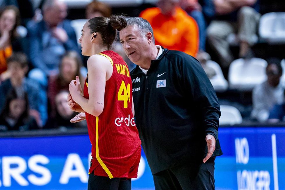 Archivo - Miguel Méndez da instrucciones a Iyana Martín durante un partido de la selección