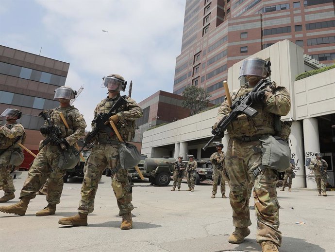 LOS ANGELES, 9 de junho de 2025 -- Soldados da Guarda Nacional da Califórnia montam guarda no Centro Federal de Detenção de Los Angeles, em Los Angeles, Califórnia, Estados Unidos, em 8 de junho de 2025. Mais de 1.000 manifestantes entraram em conflito e 