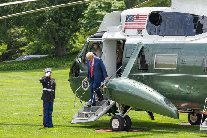 WASHINGTON, June 9, 2025 -- O presidente dos EUA, Donald Trump, sai do Marine One ao retornar à Casa Branca em Washington, D.C., Estados Unidos, em 9 de junho de 2025. O governador da Califórnia, Gavin Newsom, um democrata, disse à mídia local que planeja
