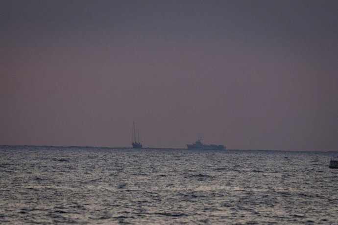 09 June 2025, Israel, Ashdod: The Madleen is seen approaching the Ashdod port. The Israeli military detained the Madleen crew, a ship that sailed towards Gaza to deliver humanitarian aid and challenge the ongoing blockade. Photo: Ilia  Yefimovich/dpa