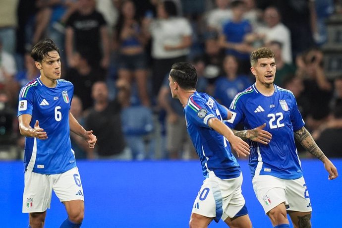 09 June 2025, Italy, Reggio Emilia: Italy's Giacomo Raspadori celebrates scoring his side's first goal with his teammates during the FIFA World Cup European qualifying soccer match between Italy and Moldova at the Mapei stadium Photo: Massimo Paolone/LaPr