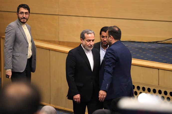 Archivo - September 16, 2024, Tehran, Iran: Iranian Foreign Minister ABBAS ARAGHCHI (R) arrives at the Iranian President's first press conference with local and foreign media since he took office in Tehran.