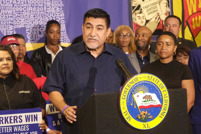 Archivo - September 28, 2023, Los Angeles, California, United States: David Huerta, president of SEIU California and SEIU USWW speaks as California Gov. Gavin Newsom signs the fast food bill AB1228 in Los Angeles, on Thursday, Sept. 28, 2023. California's