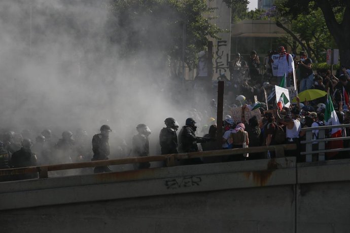 8 de junho de 2025, Los Angeles, Califórnia, EUA: As tensões aumentaram hoje, quando uma série de batidas do ICE provocou protestos generalizados em toda a cidade, transformando-se em confrontos entre manifestantes e policiais. Os protestos, motivados por
