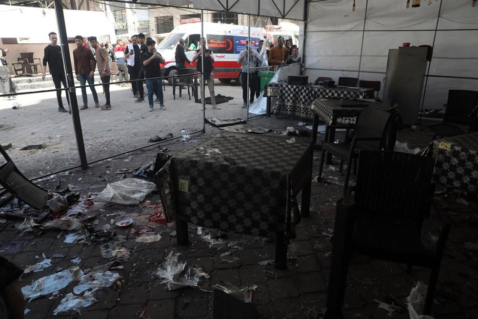 Archivo - Palestinos se acercan a una ambulancia tras un ataque israelí en ciudad de Gaza, norte de la Franja de Gaza 