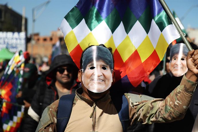 Simpatizantes del expresidente boliviano Evo Morales se manifiestan en La Paz portando máscaras del antiguo mandatario en defensa de su candidatura