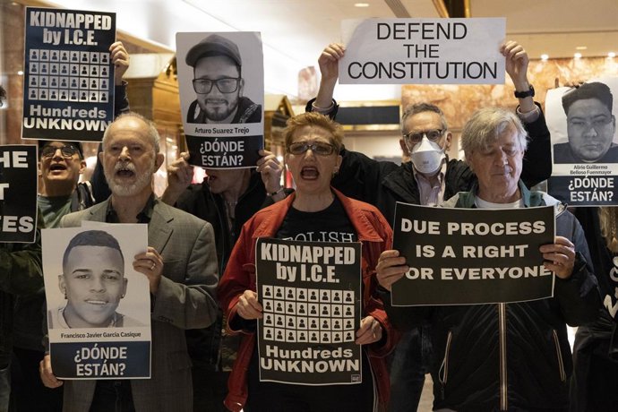 9 de junho de 2025, Nova York, Nova York, EUA: Manifestantes da organização Rise and Resist ocupam o saguão da Trump Tower na Fifth Ave para ler em voz alta os nomes dos homens venezuelanos que foram levados pelo U.S. Immigration and Customs Enforcement (