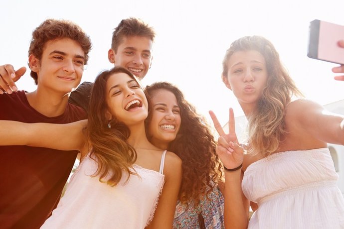 Archivo - Group Of Teenage Friends Dancing And Taking Selfie