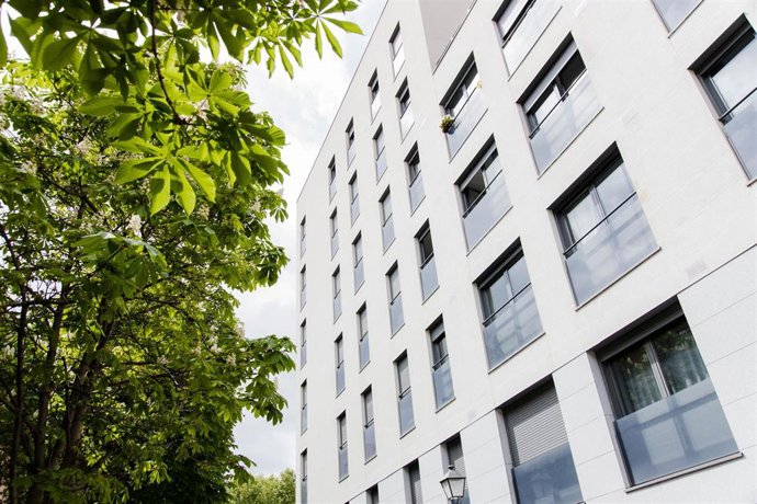 Archivo - Un edificio en el distrito de Embajadores.