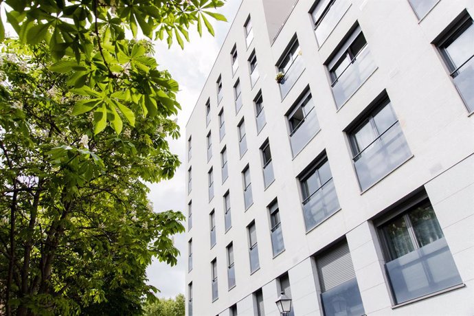 Archivo - Un edificio en el distrito de Embajadores, a 14 de abril de 2023, en Madrid (España). El acuerdo alcanzado por los partidos del Gobierno de coalición y Esquerra Republicana (ERC) y EH Bildu para desbloquear la Ley de Vivienda consolidará el tope