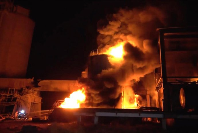 Archivo - HODEIDAH, 6 de maio de 2025 -- A captura de tela do vídeo mostra o fogo que irrompe de uma fábrica de cimento após os ataques aéreos israelenses em Hodeidah, no Iêmen, em 5 de maio de 2025. Aviões de guerra israelenses realizaram dezenas de ataq