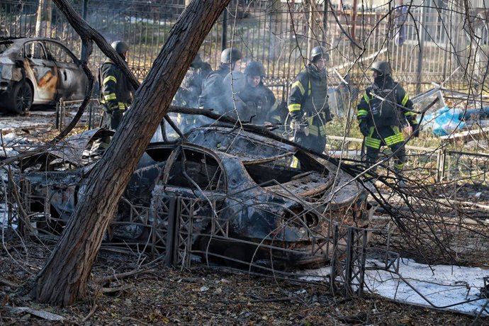 Archivo - Arquivo - 18 de novembro de 2024, Ucrânia, Odesa: Equipes de resgate ucranianas em meio a carros queimados no pátio de um prédio residencial após um ataque de mísseis russos. O número de mortos no ataque subiu para 10, com 43 outros feridos, de 