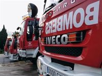 Un incendio calcina tres locales de Playa d'en Bossa y obliga a evacuar unas 30 viviendas