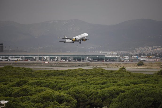 Archivo - Un avió vola per l'espai protegit de la Ricarda, al Prat de Llobregat, a 9 de setembre de 2021, a Barcelona, Catalunya (Espanya), en una imatge d'arxiu.