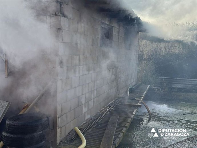 Bomberos de la DPZ sofocan un incencio en una nave de almacenamiento de medicamentos en Ejea