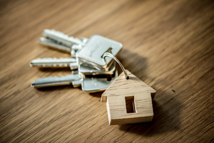 Archivo - 4 de cada 10 viviendas se compraron al contado en el 2023, según Pisos.Com