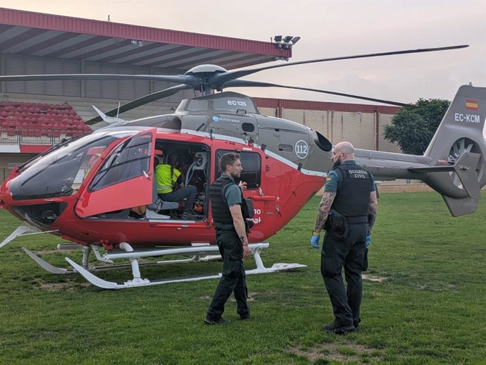 Efectivos de la Guardia Civil en el dispositivo que permitió salvar la vida a un hombre en parada cardiorrespiratoria en Castejón.