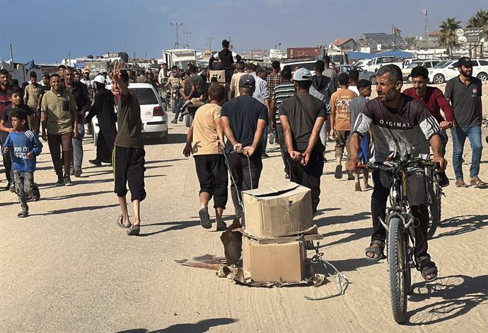 May 27, 2025, Rafah, Gaza Strip, Palestinian Territory: Palestinians seeking aid gather near an aid distribution site run by the U.S.-backed Gaza Humanitarian Foundation, in Rafah, in the southern Gaza Strip, May 27, 2025,Image: 1003939151, License: Right