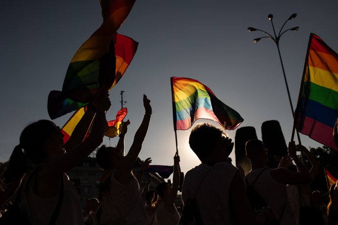(Foto de ARCHIVO)
Varias personas con banderas LGTBI durante la manifestación estatal del Orgullo LGTBI+ 2024, a 6 de julio de 2024, en Madrid (España).
