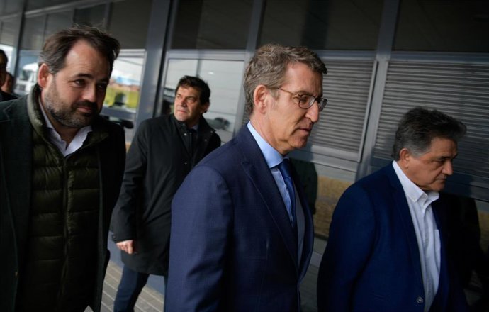 Archivo - El presidente del PP, Alberto Núñez Feijóo, en su visita a la localidad ciudadrealeña de Daimiel