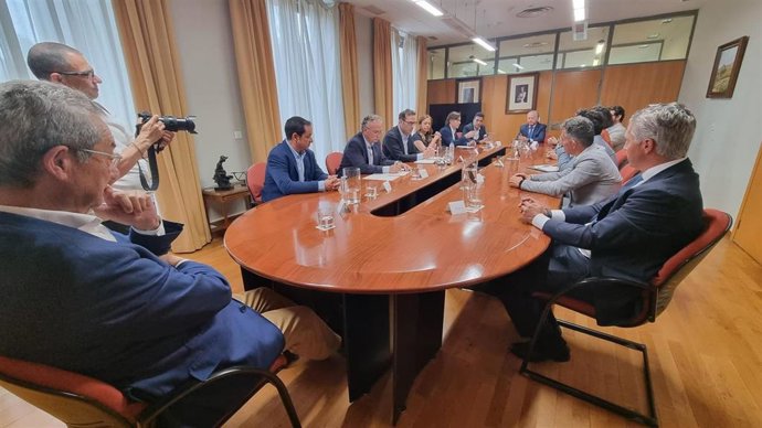 Encuentro entre varias empresas familiares extremeñas con el ministro de Economía, Carlos Cuerpo.