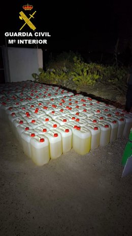 Petacas con combustibles para abastecer a narcolanchas.