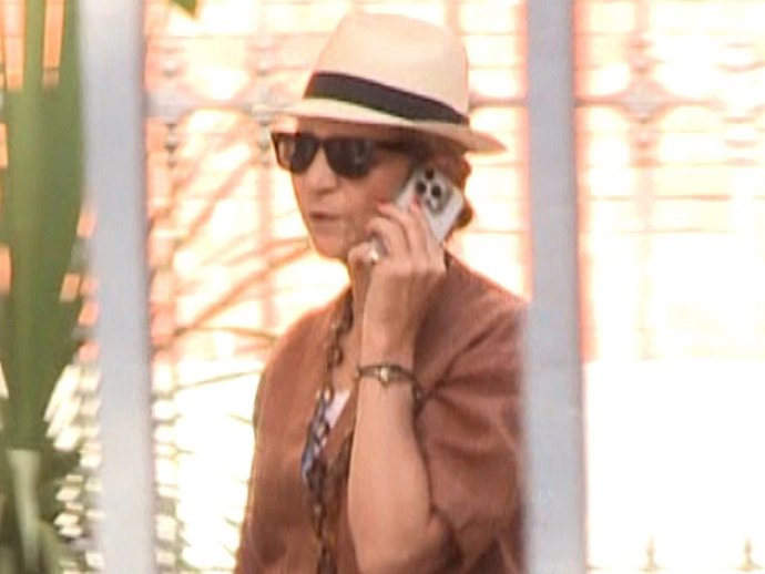 La infanta Elena, muy pendiente de su teléfono móvil