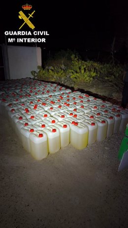 Petacas con combustibles para abastecer a narcolanchas.
