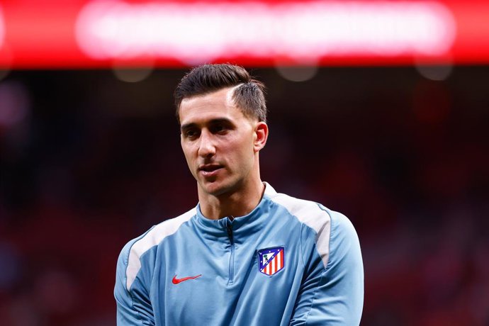 Archivo - Juan Musso, do Atlético de Madri, observa durante a partida de futebol da semifinal da Copa do Rei da Espanha, entre o Atlético de Madri e o FC Barcelona, no Riyadh Air Metropolitano, em 2 de abril de 2025, em Madri, Espanha.