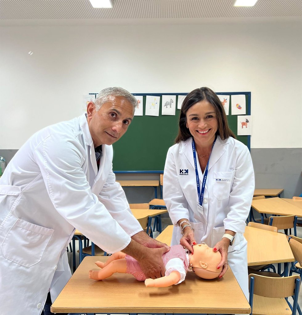 La charla, organizada por el AMPA del  Colegio Almudena Grandes de la capital, ha sido impartida por la doctora María González, jefa del servicio de Urgencias Pediátricas del Hospital HM Málaga; y el doctor Gustavo Fernández, pediatra del hospital