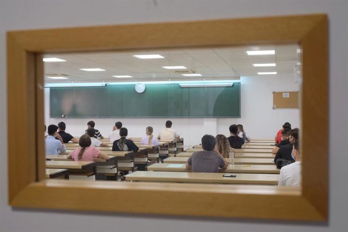 Archivo - Imagen de archivo de estudiantes en la universidad.