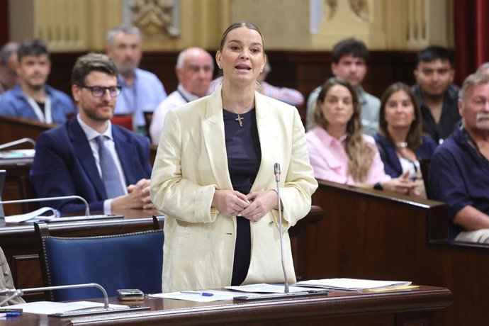La presidenta de Baleares, Marga Prohens, durante una sesión de control al Govern balear, a 20 de mayo de 2025, en Palma de Mallorca, Mallorca, Baleares (España).