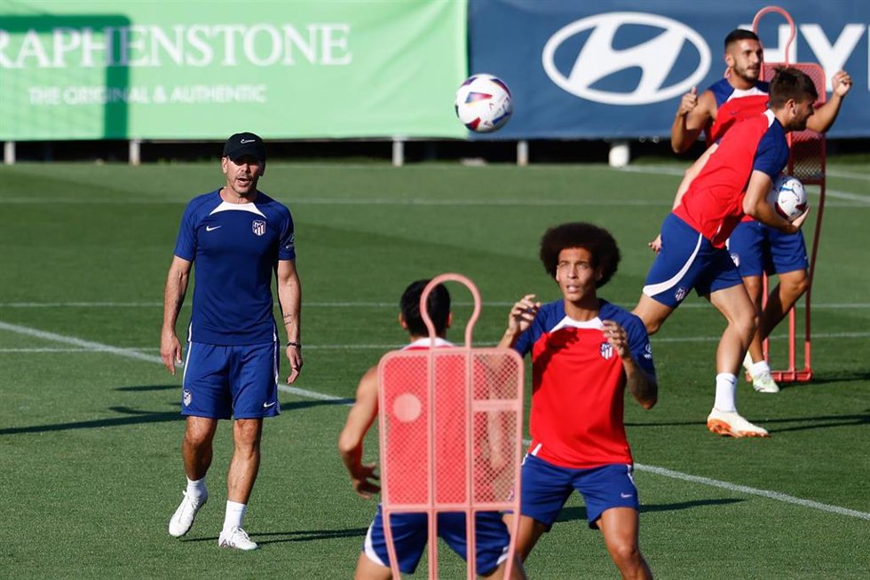 Archivo - Diego Pablo Simeone durante un entrenamiento del Atlético de Madrid