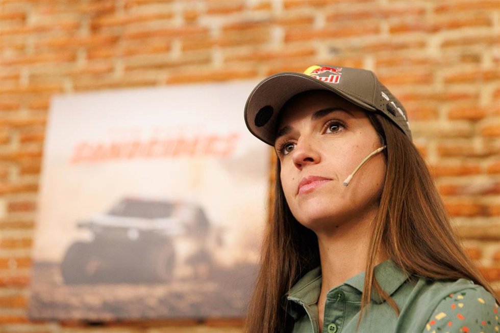 Archivo - La piloto española Cristina Gutiérrez, en un evento de Dacia Sandriders.