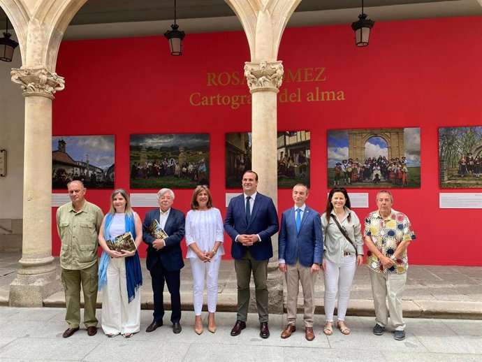 Los coordinadores del proyecto y de la publicación, Juan Miguel Valero, Isabel Bernardo y Román Álvarez y el diputado de Cultura, David Mingo, delante de la exposición en el Palacio de La Salina.