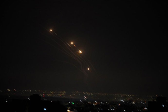 Archivo - Arquivo - Imagens de foguetes sobre a Faixa de Gaza na madrugada de 7 de abril de 2023 (arquivo)