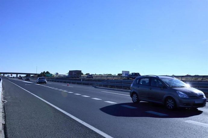 Archivo - Circulación de vehículos en una carretera. 